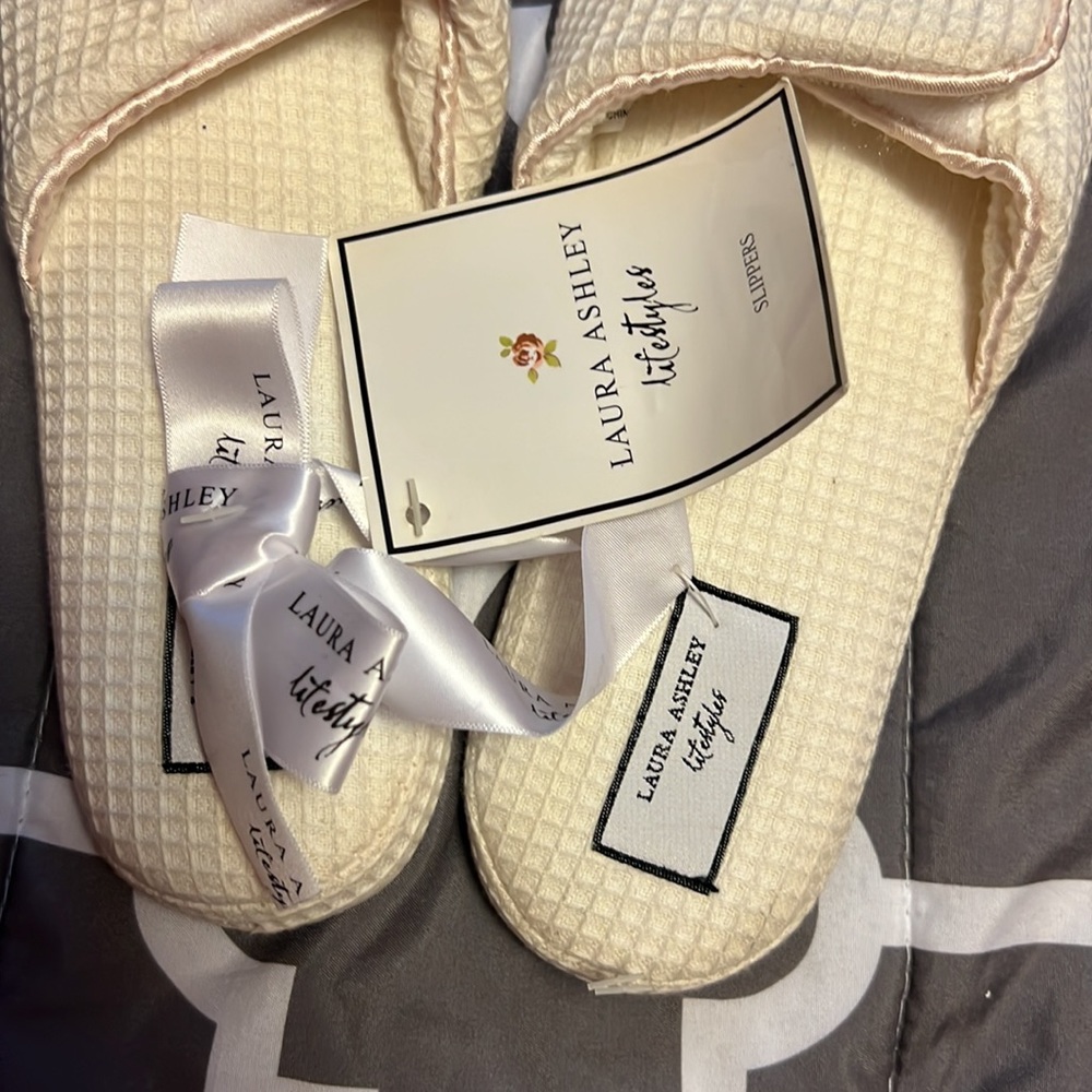 NWT Laura Ashley Slippers - Picture 2 of 3